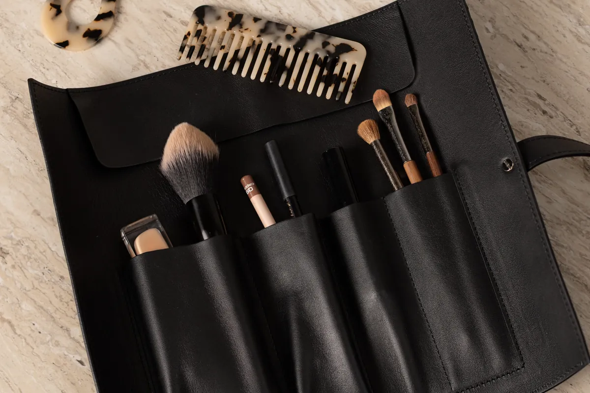 Leather twist-lock case for brushes — image 2