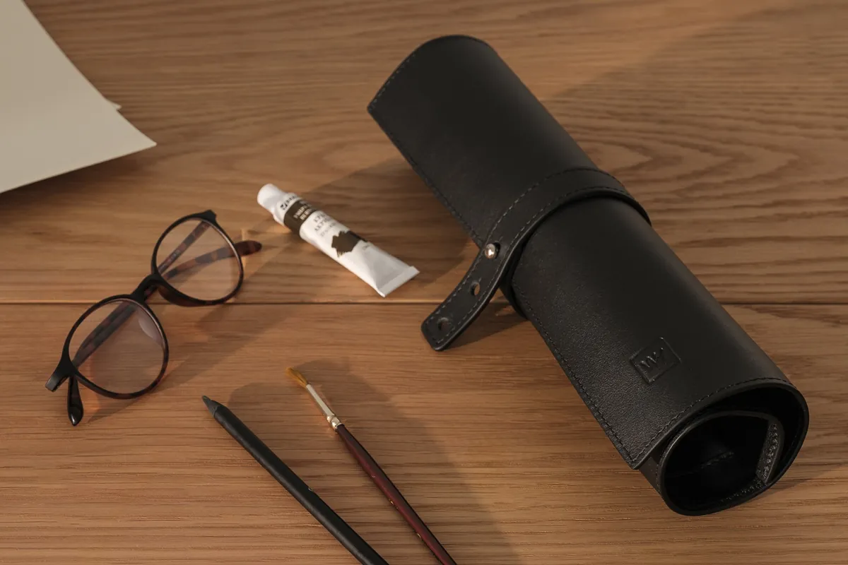 Leather twist-lock case for brushes