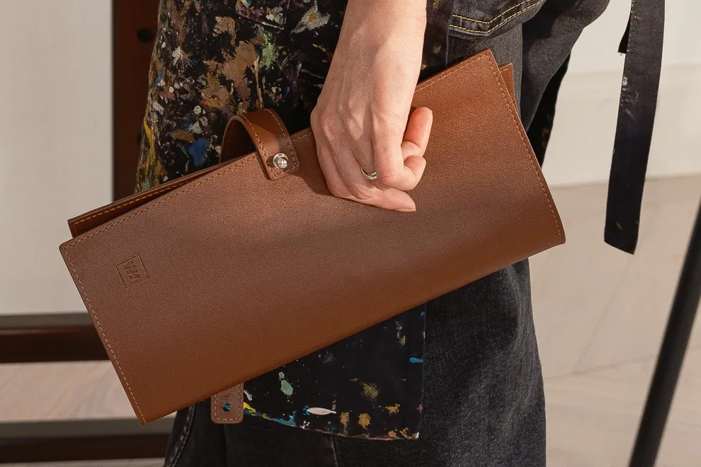 Leather twist-lock case for brushes — image 4